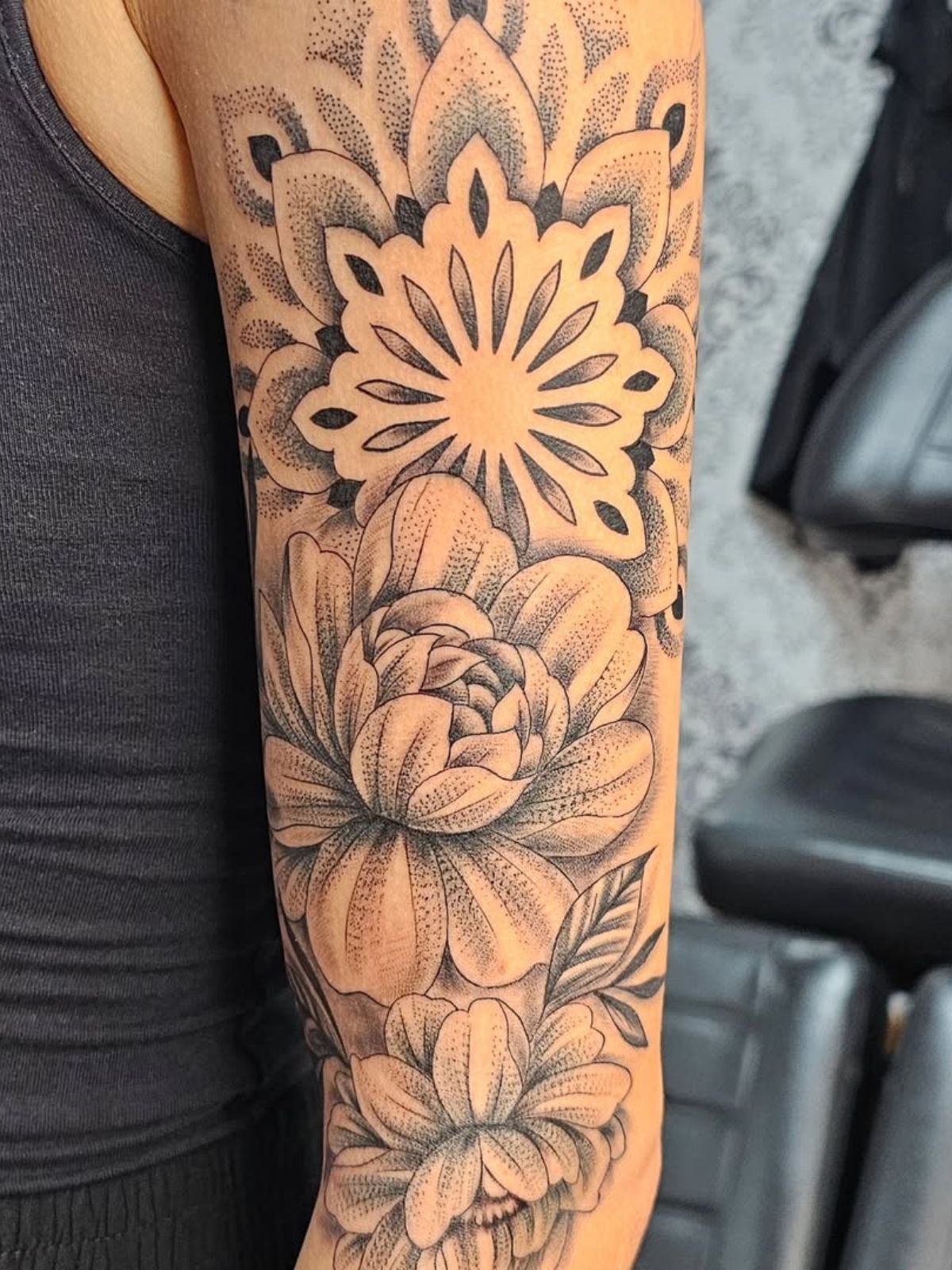 Fine Line Tattoo – detailiertes Blumenmuster, zarte Linien und gezeichnete Anmutung – Saints Tattoo Pirna