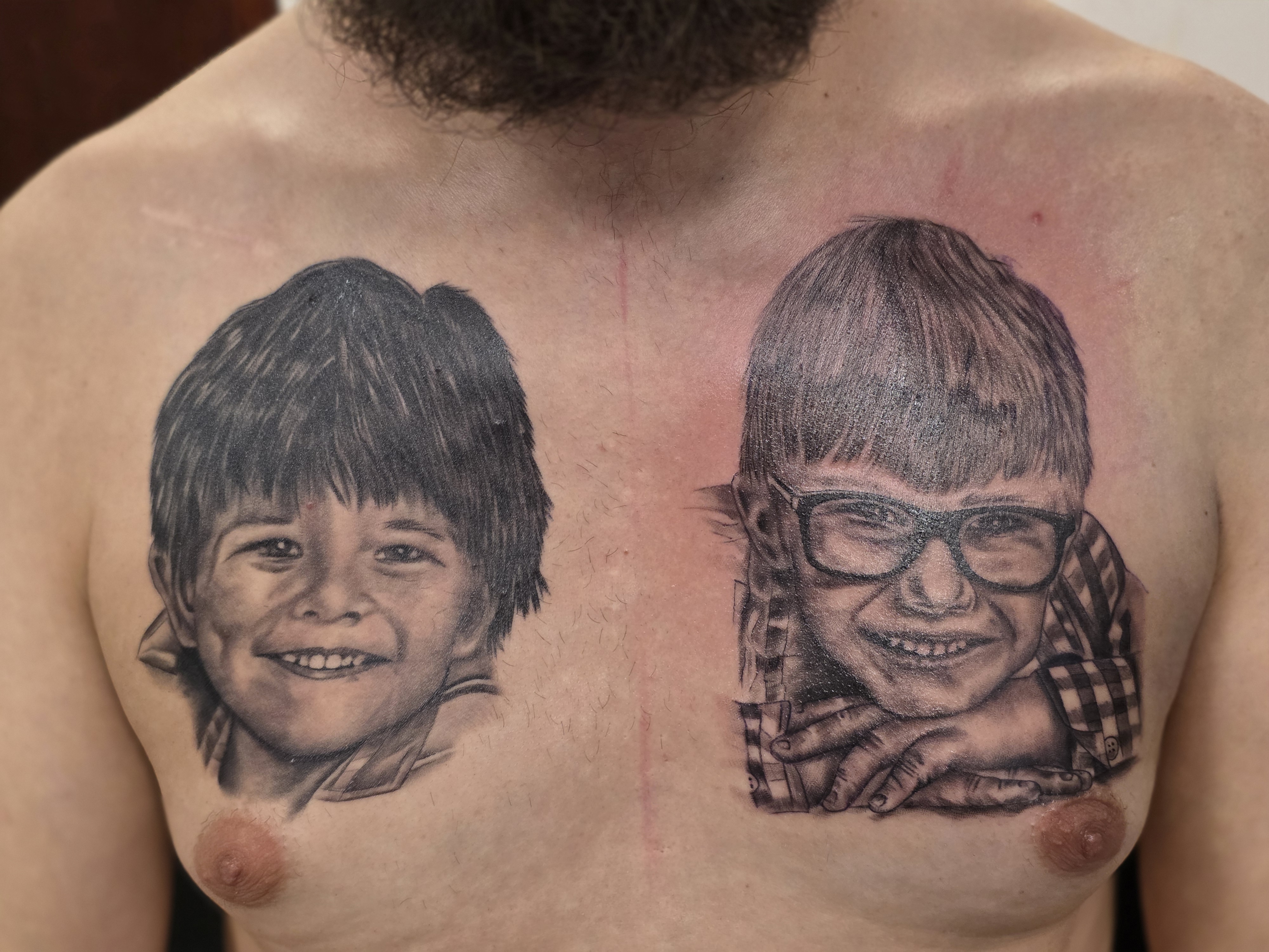 Realistic Tattoo – Kinderportrait auf Brust, fein ausgearbeitete Details in Black & Grey – Saints Tattoo Pirna