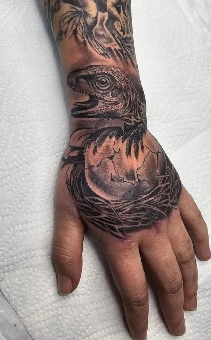 jurassicworld-raptor-baby-arm-handtattoo-pirna
