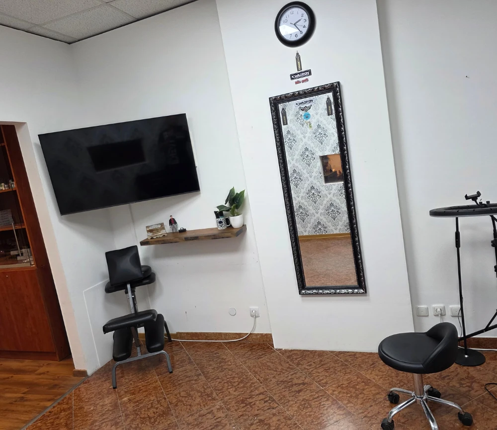 saints-tattoo-studio-taetowierbereich-fernseher-spiegel-pirna