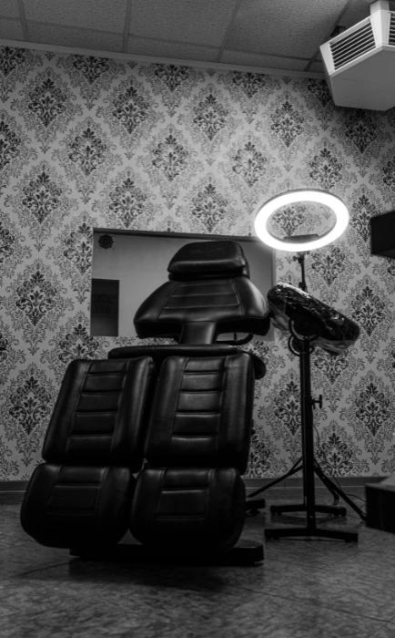 saints-tattoo-stuhl-pirna-blackandwhite-light