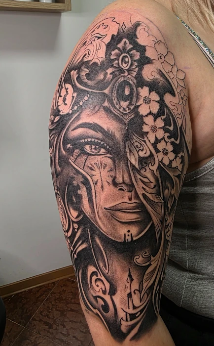 frauenportrait-ornament-black-grey-tattoo-pirna-saints