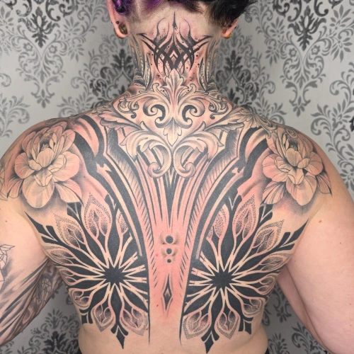 Fineline Rücken Tattoo Full Backpiece – SAINTS TATTOO Pirna