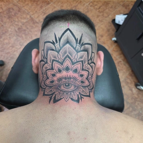 Fineline Tattoo Hinterkopf Mandala – SAINTS TATTOO Pirna