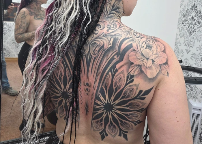 Mandala Rücken Tattoo Dotwork – SAINTS TATTOO Pirna