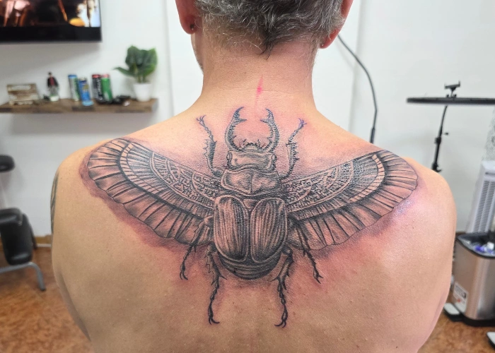 Skarabäus Tattoo Black & Grey Realism – SAINTS TATTOO Pirna