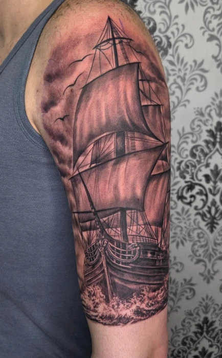 Segelschiff Tattoo Black & Grey Realism – SAINTS TATTOO Pirna