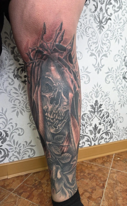 Totenschädel Tattoo Black & Grey Schienbein – SAINTS TATTOO Pirna